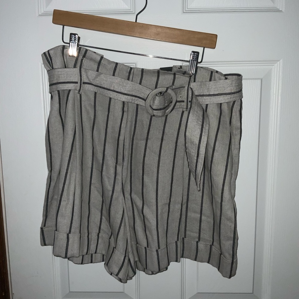 Worthington NWT Gray and Black Striped Belted Shorts w Pockets Size 18